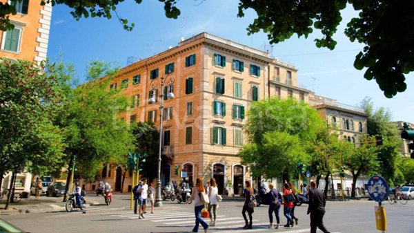 locale commerciale in vendita a Roma in zona Centro Storico