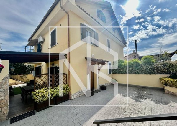 casa indipendente in vendita a Roma in zona Finocchio