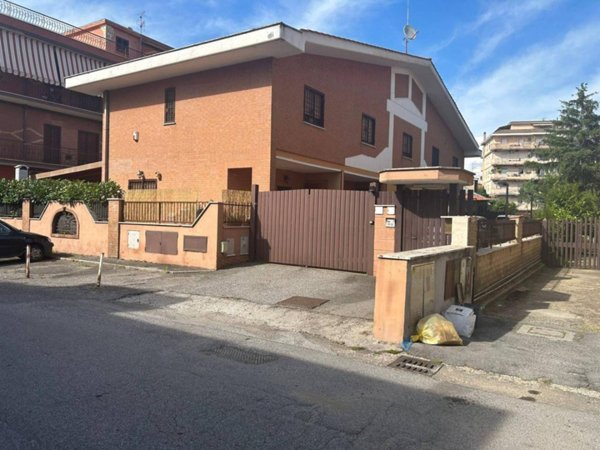 appartamento in vendita a Roma in zona Torre Angela