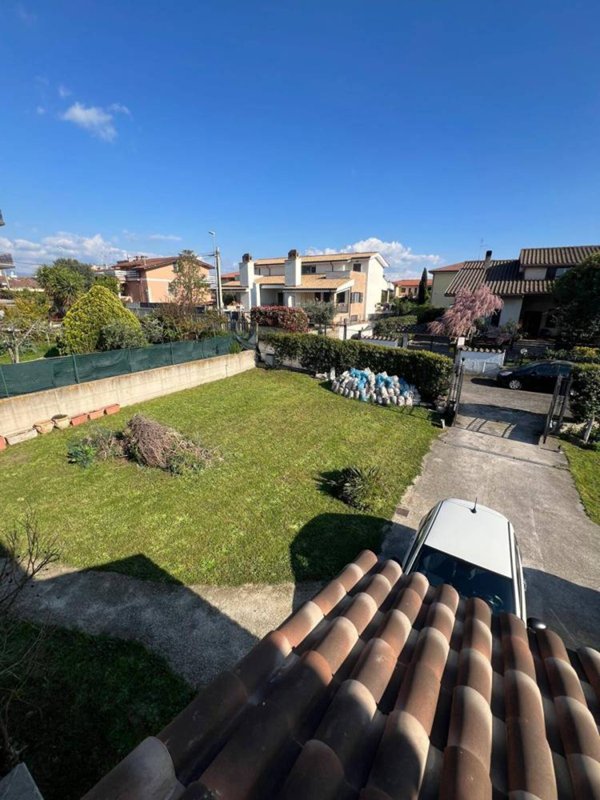 casa indipendente in vendita a Roma in zona Lunghezza