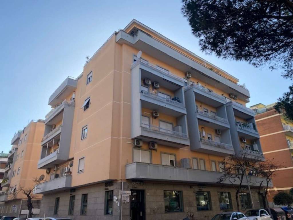 appartamento in vendita a Roma in zona Castel Fusano