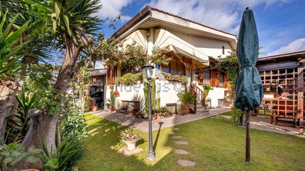 casa indipendente in vendita a Roma in zona Infernetto