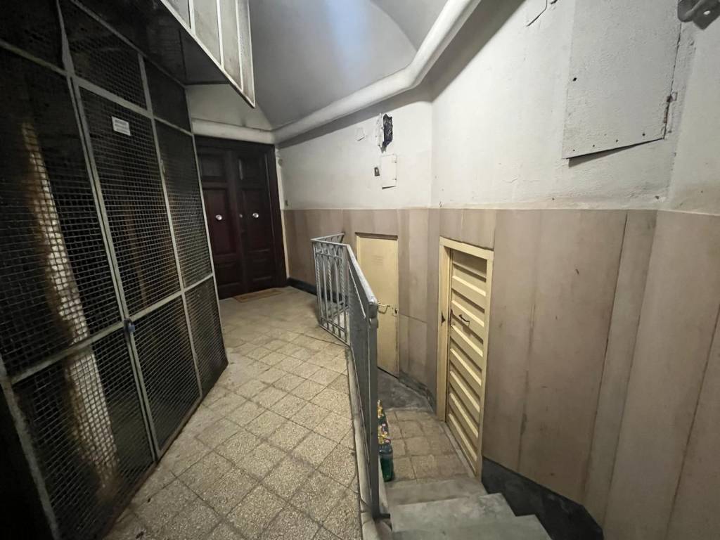 locale commerciale in vendita a Roma in zona Appio Latino