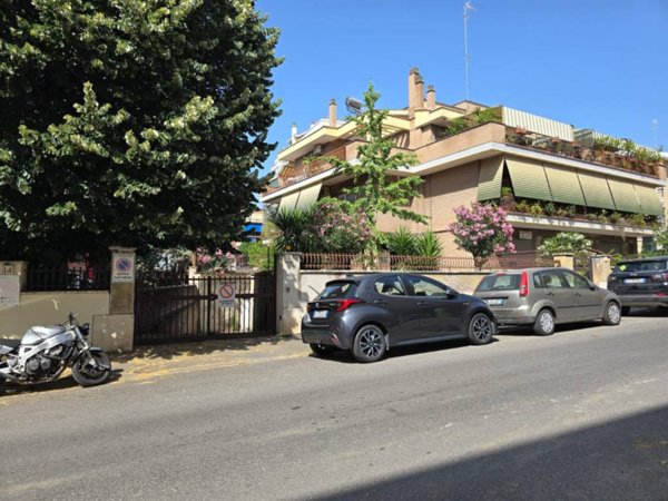 locale commerciale in vendita a Roma in zona Torrevecchia