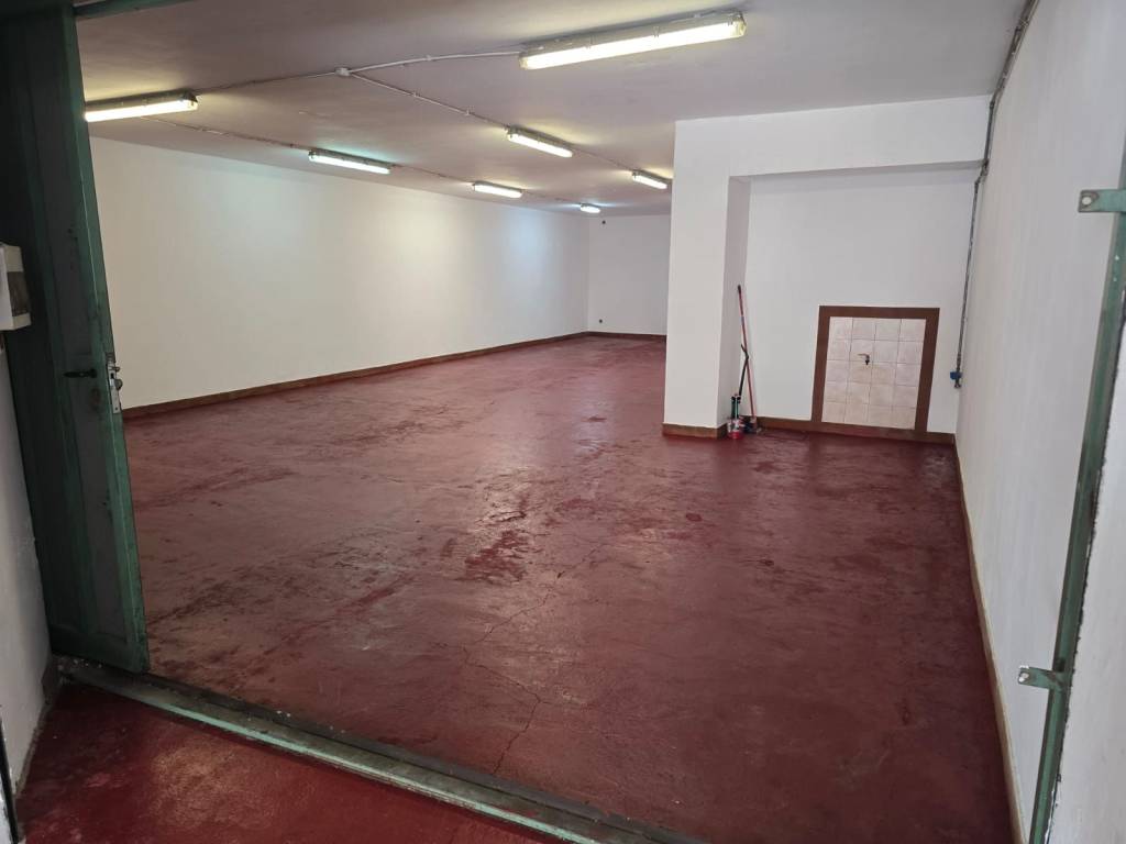 locale commerciale in vendita a Roma in zona Torrevecchia