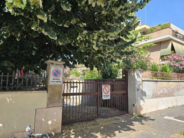 locale commerciale in vendita a Roma in zona Torrevecchia
