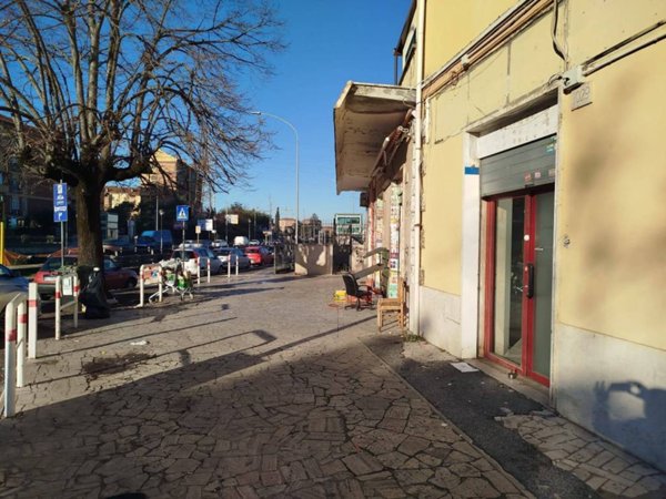 negozio in vendita a Roma in zona Alessandrino