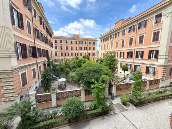 appartamento in vendita a Roma in zona Appio Latino