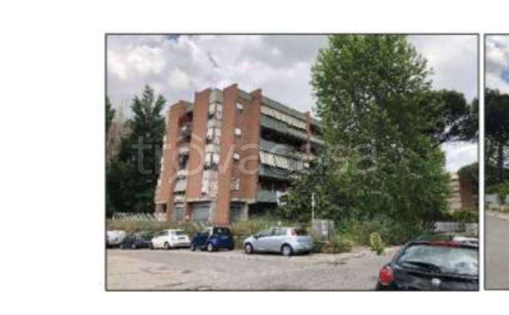 locale commerciale in vendita a Roma in zona San Basilio