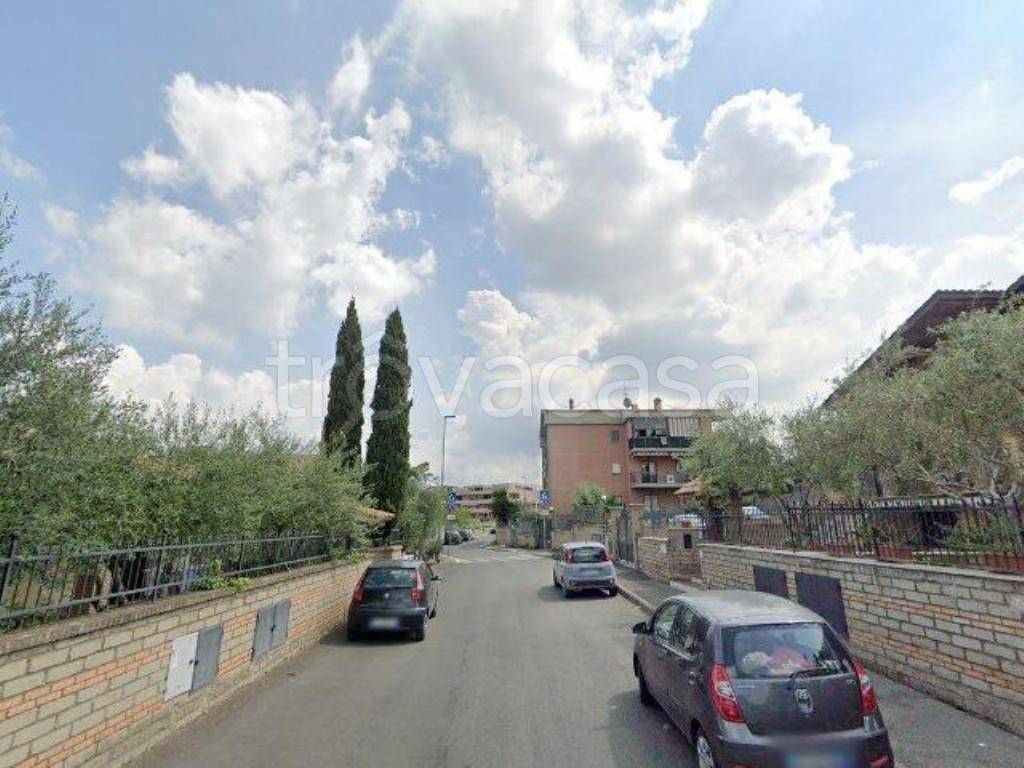 appartamento in vendita a Roma in zona Lunghezza