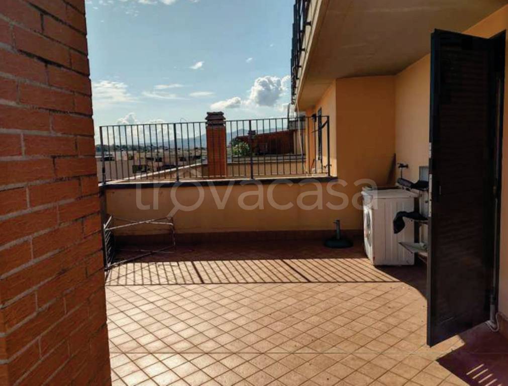 appartamento in vendita a Roma in zona Lunghezza