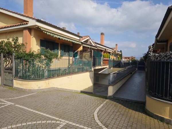 casa indipendente in vendita a Roma in zona Spregamore