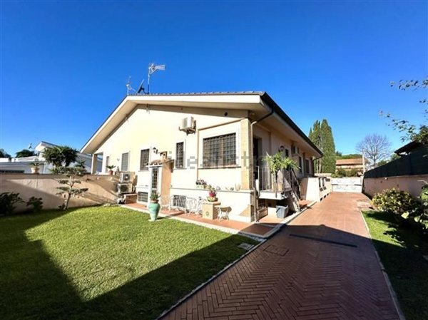casa indipendente in vendita a Roma in zona Infernetto