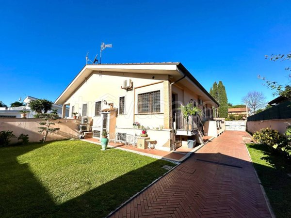 casa indipendente in vendita a Roma in zona Infernetto