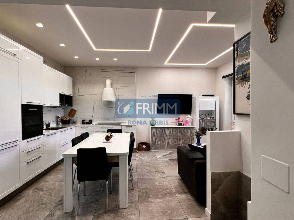 appartamento in vendita a Roma in zona Appio Latino