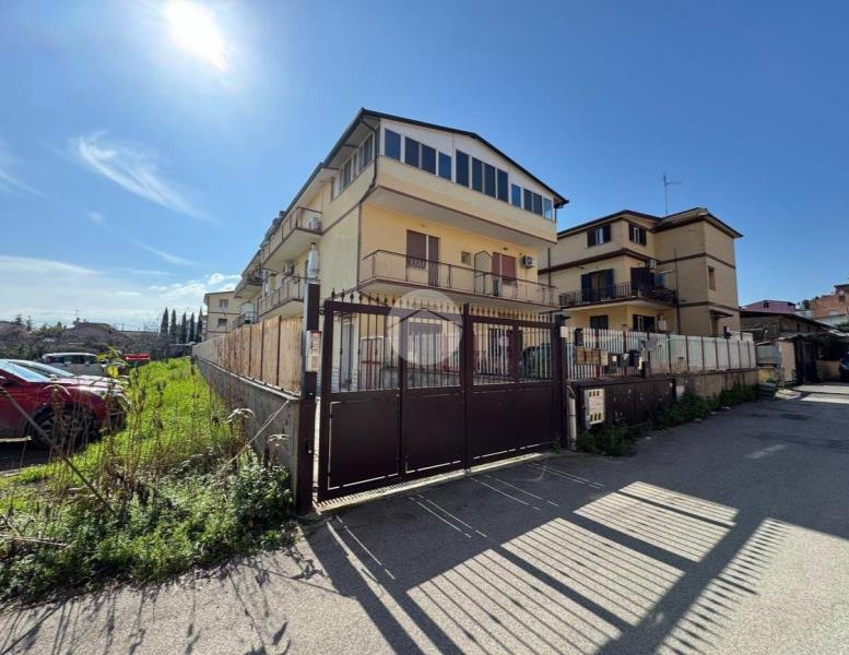 appartamento in vendita a Roma in zona Castelverde