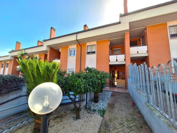 casa indipendente in vendita a Roma in zona Lunghezza