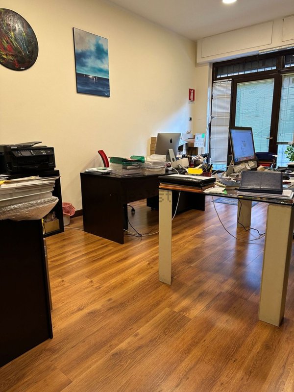 locale commerciale in vendita a Roma in zona Tomba di Nerone