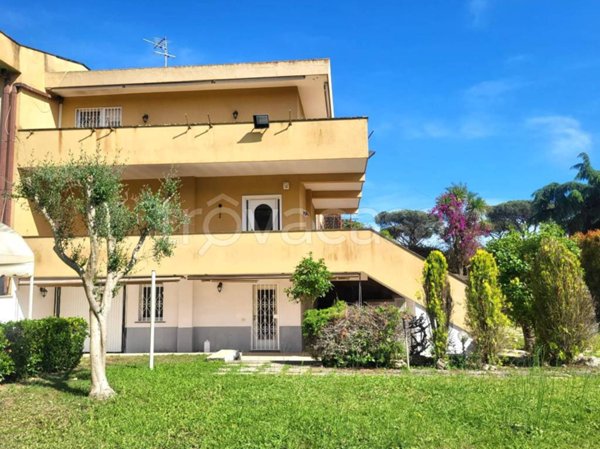 casa indipendente in vendita a Roma in zona Casal Palocco
