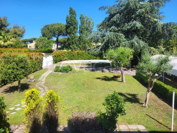 casa indipendente in vendita a Roma in zona Casal Palocco