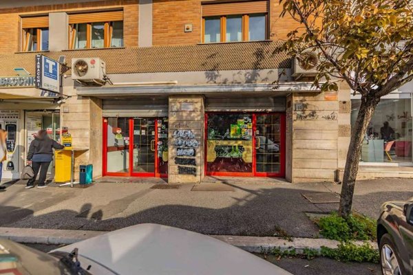 locale commerciale in vendita a Roma in zona Ostiense
