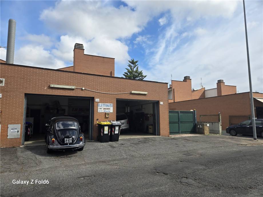 locale commerciale in vendita a Roma in zona Axa