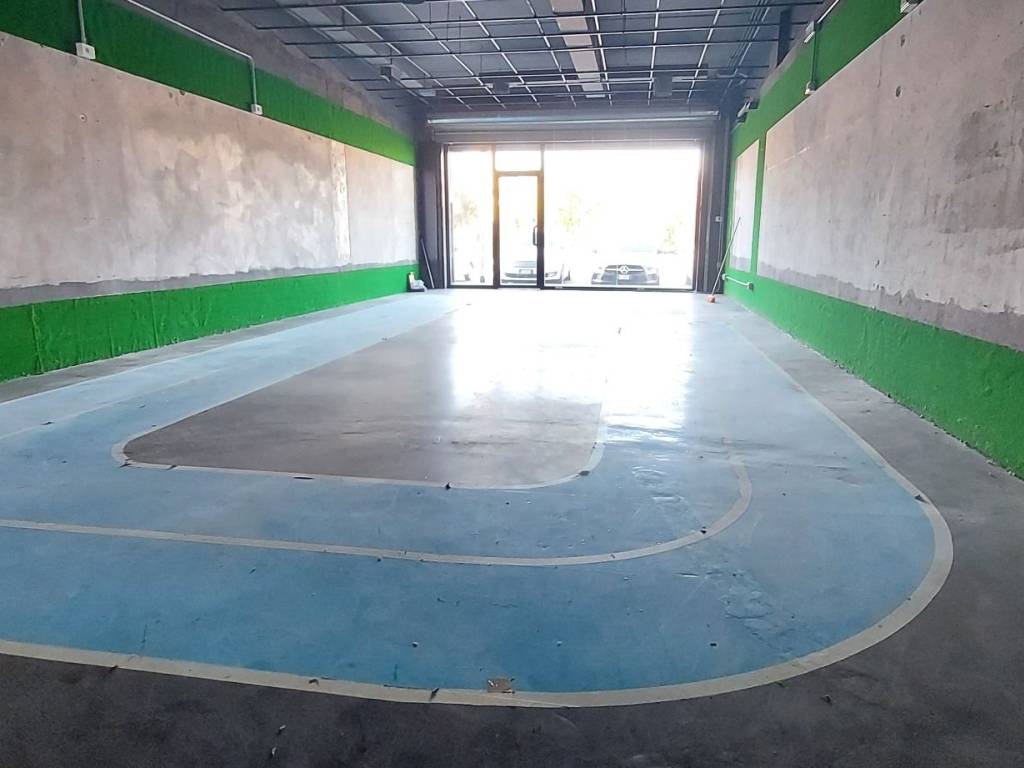 negozio in vendita a Roma in zona Castel Fusano