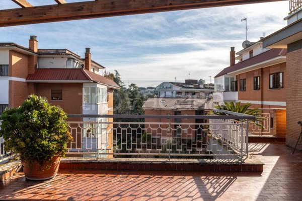 appartamento in vendita a Roma in zona Tomba di Nerone