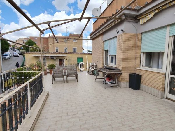 appartamento in vendita a Roma in zona Colle del Sole
