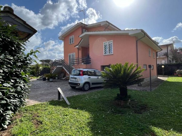 casa indipendente in vendita a Roma in zona Valle Muricana