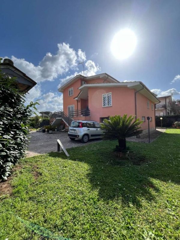 casa indipendente in vendita a Roma in zona Valle Muricana