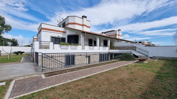 casa indipendente in vendita a Roma in zona Infernetto