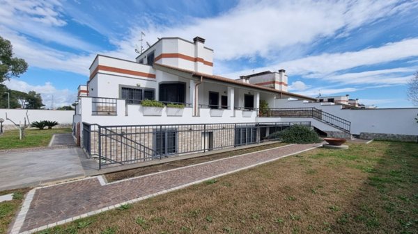 casa indipendente in vendita a Roma in zona Infernetto