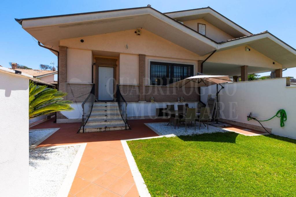 casa indipendente in vendita a Roma in zona Infernetto