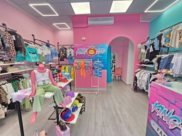 negozio in vendita a Roma in zona Cinecittà