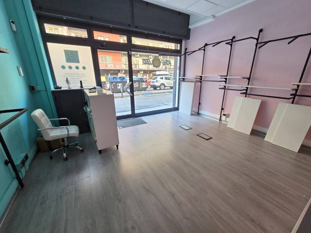 negozio in vendita a Roma in zona Cinecittà