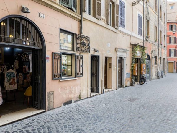 negozio in vendita a Roma in zona Rione di Ponte