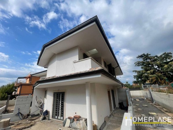 casa indipendente in vendita a Roma in zona Finocchio