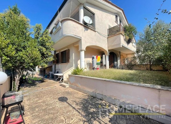 casa indipendente in vendita a Roma in zona Finocchio