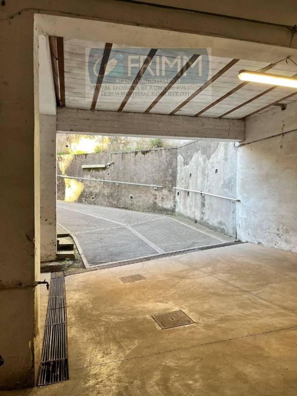 negozio in vendita a Roma in zona Tuscolano