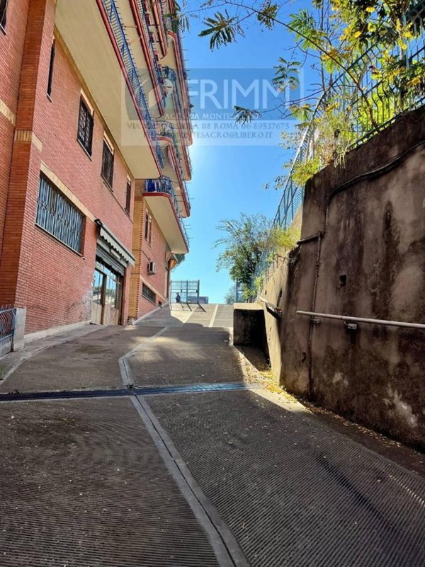 negozio in vendita a Roma in zona Tuscolano