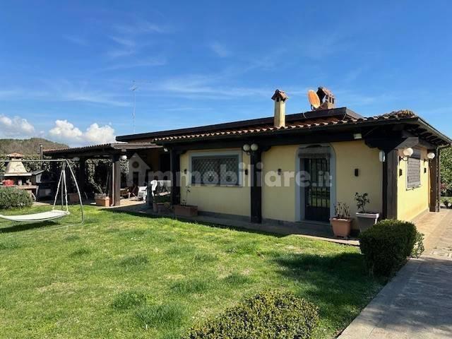 casa indipendente in vendita a Roma in zona Valle Muricana
