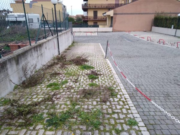 negozio in vendita a Roma in zona Casal Morena
