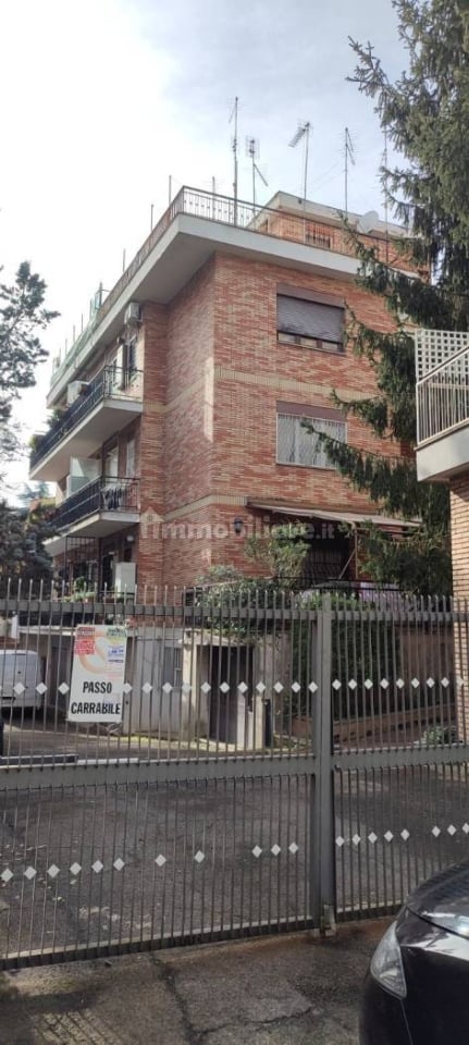 appartamento in vendita a Roma in zona Tomba di Nerone