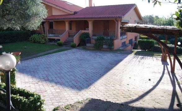 casa indipendente in vendita a Roma in zona Ardeatino