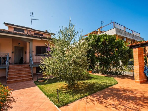casa indipendente in vendita a Roma in zona Ostia