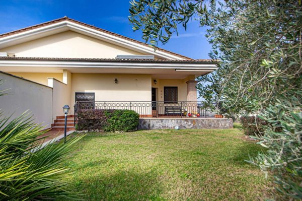casa indipendente in vendita a Roma in zona Ostia Antica