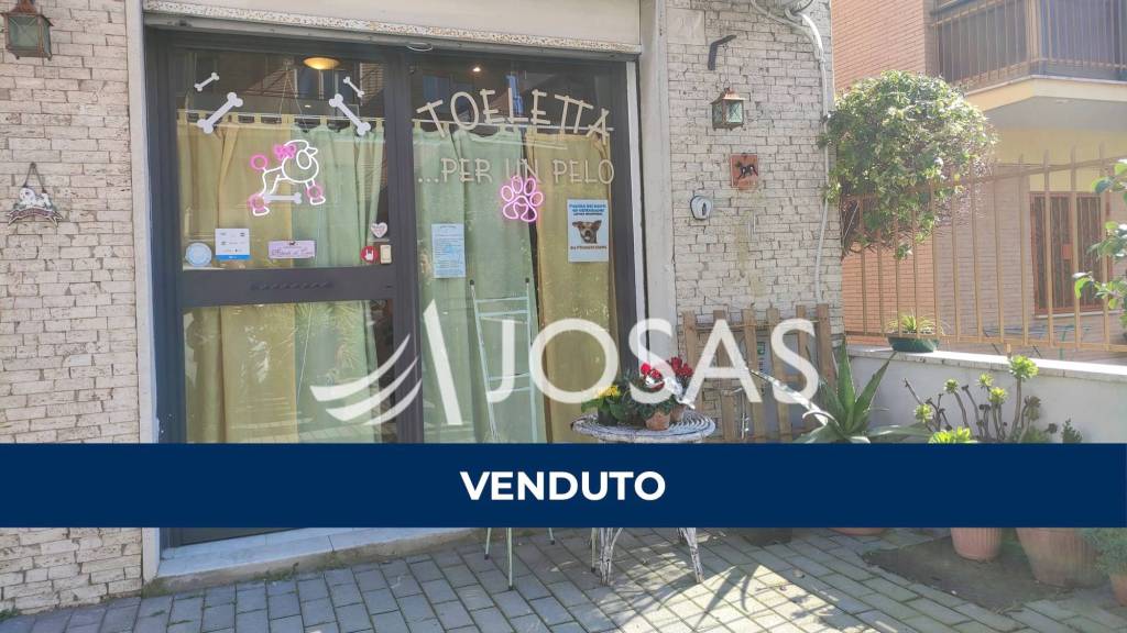 negozio in vendita a Roma in zona Primavalle