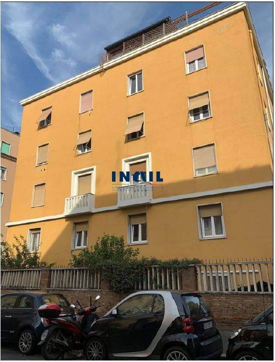 locale commerciale in vendita a Roma in zona Appio Latino