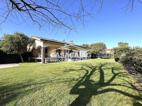 casa indipendente in vendita a Roma in zona Casal Palocco